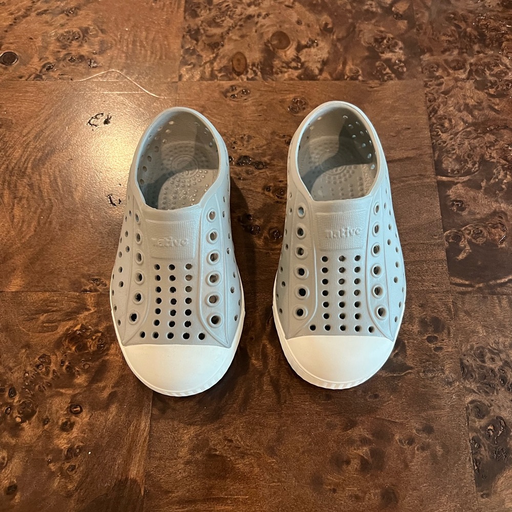 Toddler native shoes size 7